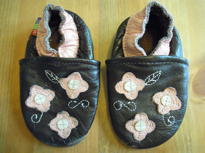 CAROZOO Lauflernschuhe Lederpuschen in braun mit rose Blümchen