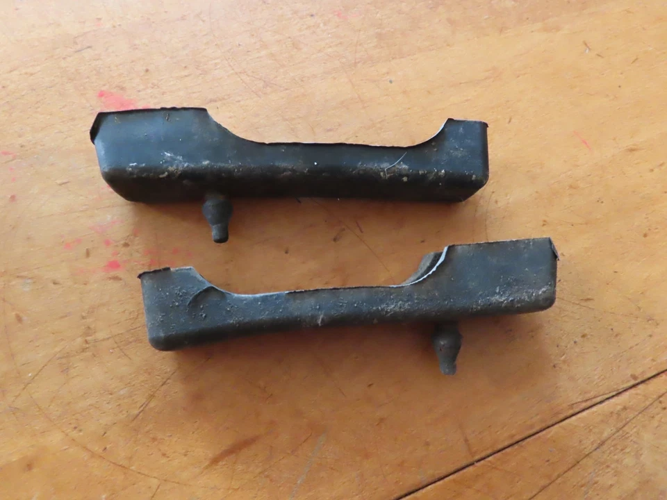ORIGINAL GM RUBBER RADIATOR SUPPORT BUSHING CUSHION INSOLATOR PAIR OEM - Image 3 of 4