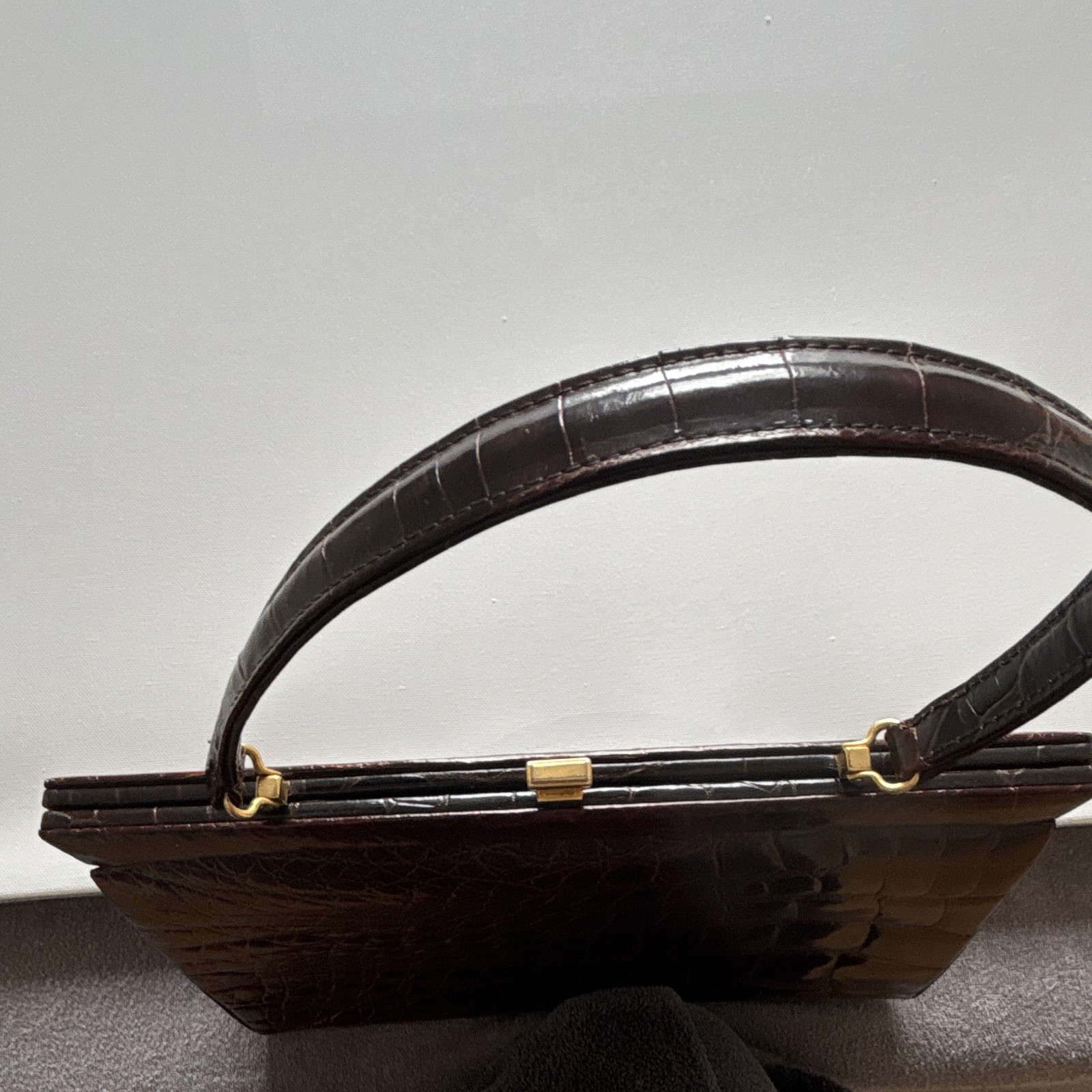 Damen Handtasche klein braun Krokodilprägung rechteckig Tragehenkel Klappe 4