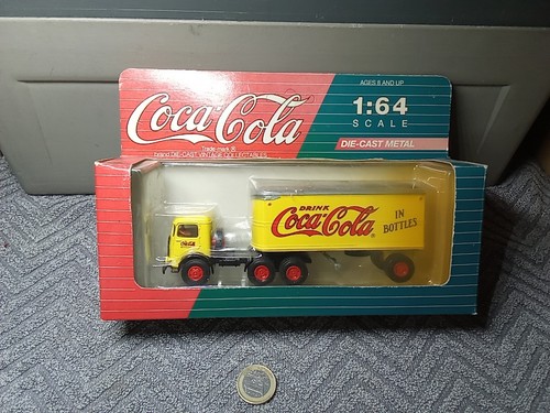 XX633 Coca-Cola 1:64 Mack "Coca Cola" confezione originale 3/2 semirimorchio valigia veicolo vintage nuovo ov - Foto 13 di 14