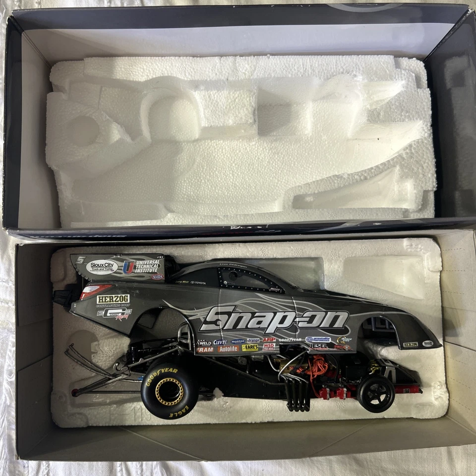 Cruz Pedregon 2010 herramientas a presión Toyota coche divertido NHRA carreras de arrastre 1:24 nuevo en caja Foto 2 de 3