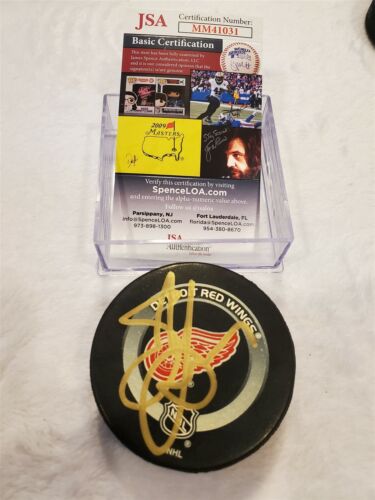 STEVE YZERMAN signed RED WINGS official game puck JSA COA - 第 1/2 張圖片