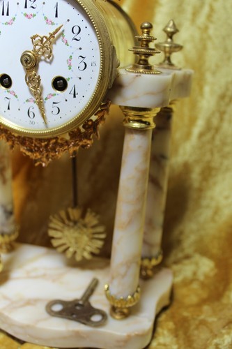 Pendolo a portale francese elegante dorato marmorizzazione bianco marrone funzionante - Foto 12 di 16