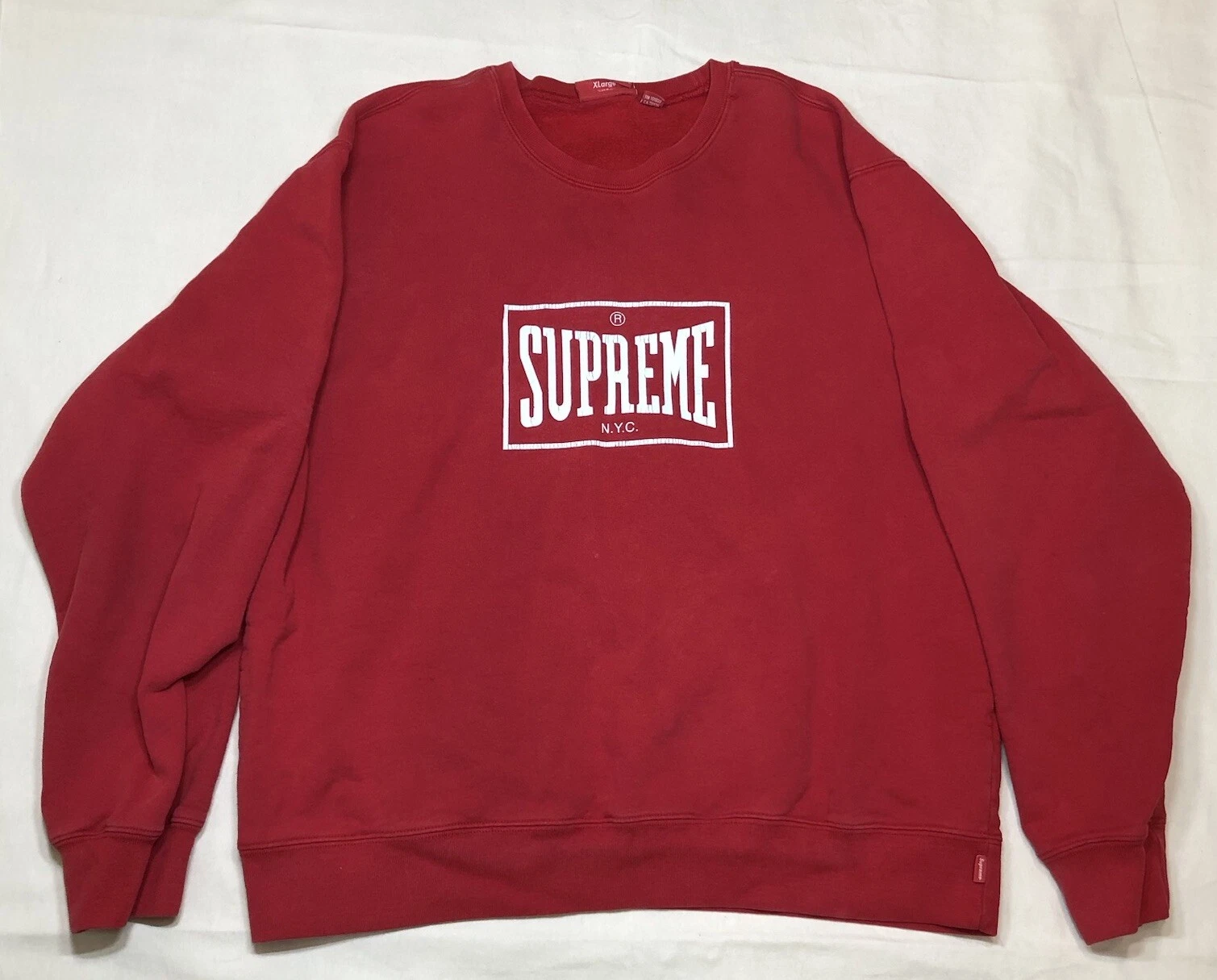 Sweat col rond XL Supreme Red Logo Box fabriqué au Canada