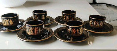 Griechisches Kaffeeservice 6 Tassen/6 Untertassen signiert Fakiolas Golddekor Szenen Mythologie