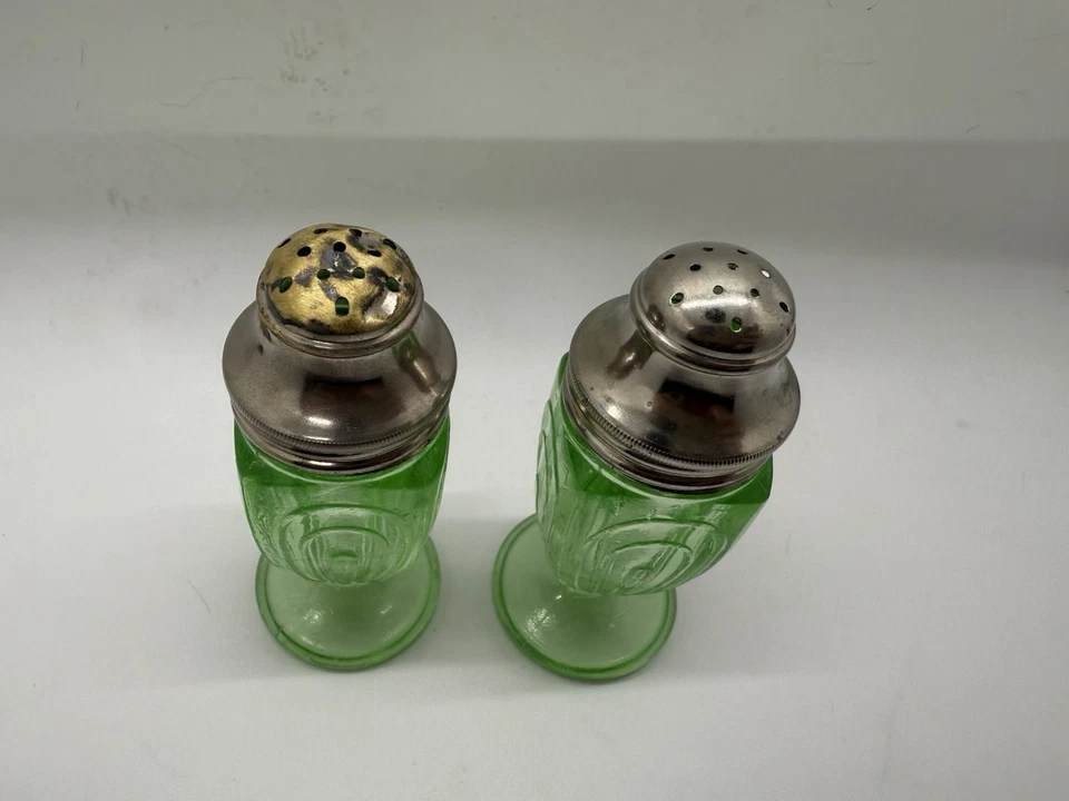 Clip de papel vintage Uranio verde depresión vidrio sal pimienta agitador avellana Atlas Foto 3 de 4