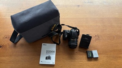 Spiegelreflexkamera Nikon D3300 mit Objektiv Nikon DX VR AF-S Nikkor 18-55mm