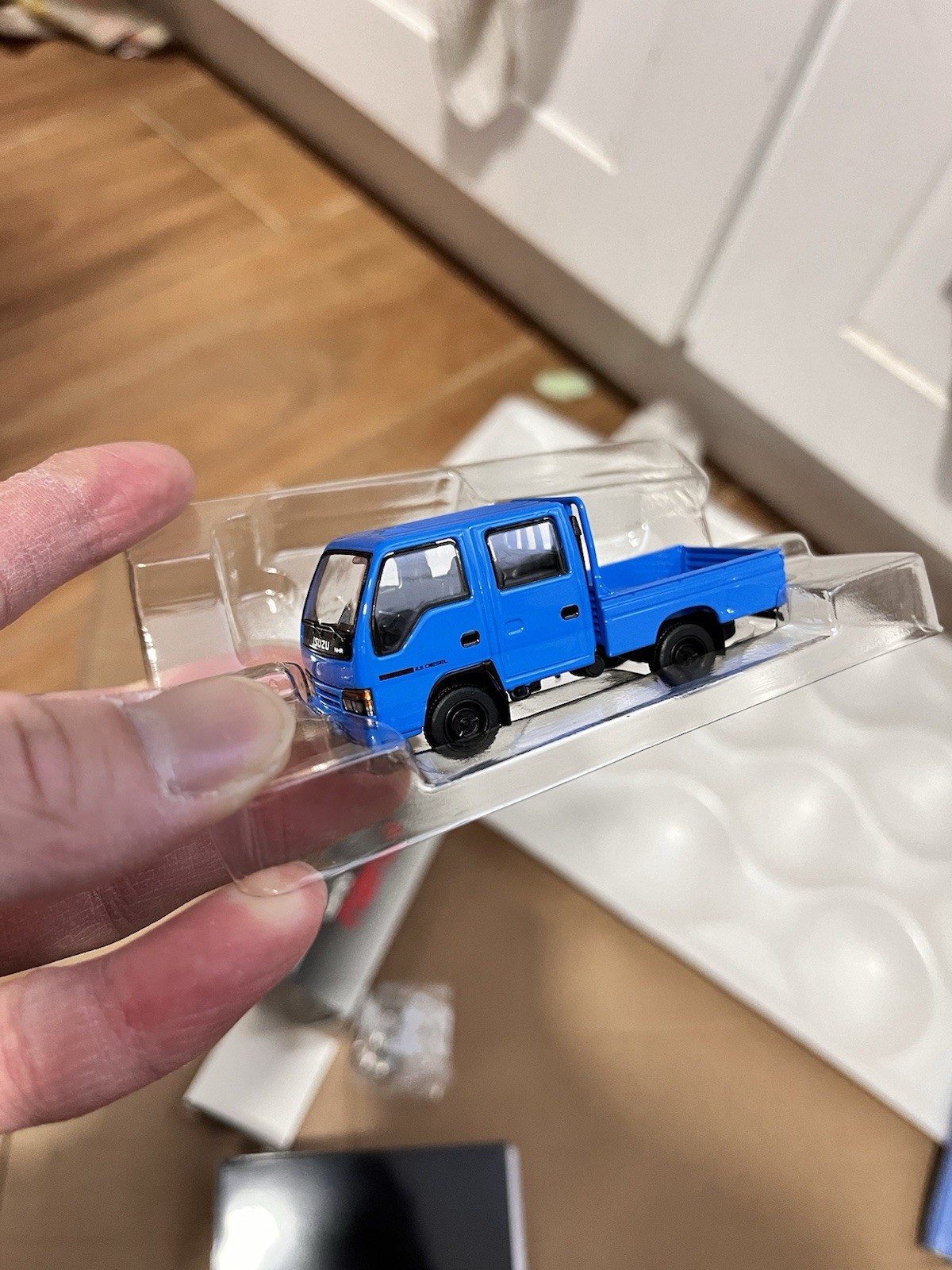 1:64 Scale Isuzu NHR LHD Blue Cargo Truck Diecast Model Car