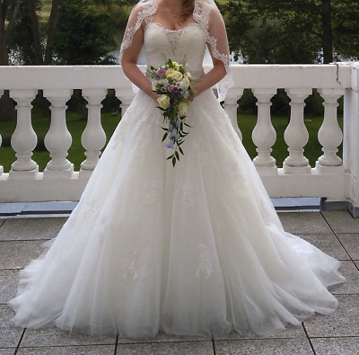 Tres Chic Brautkleid mit David Tutera Gürtel (Einzelstück), ivory
