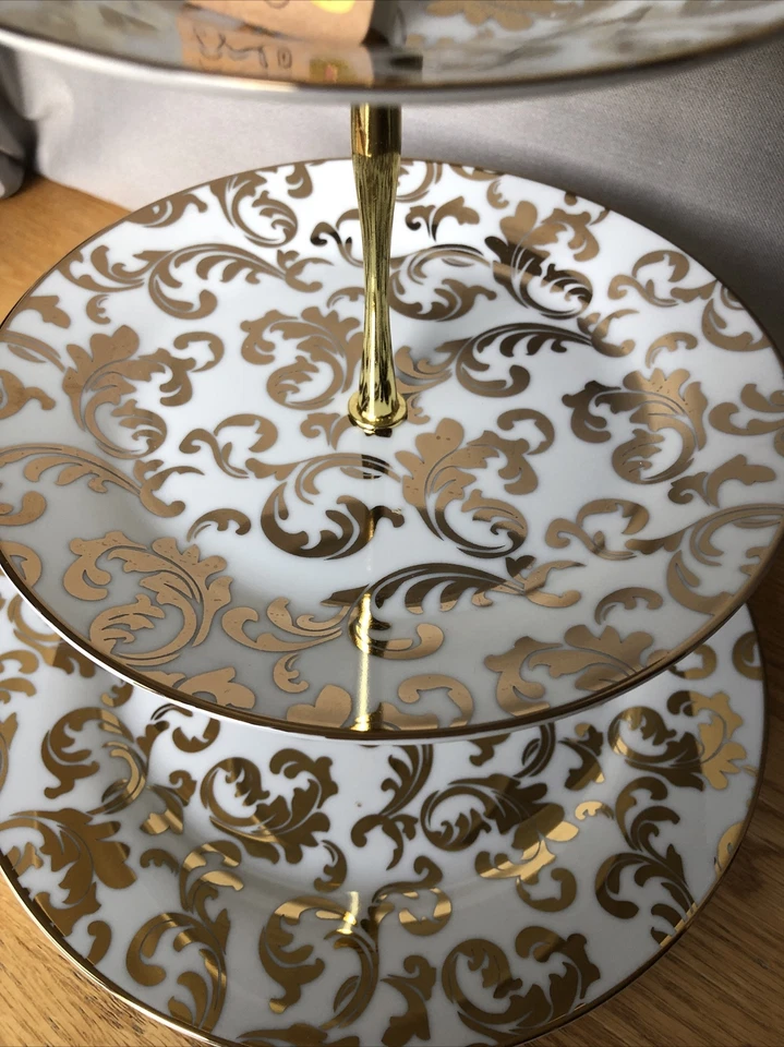 10 Strawberry Street Ceramic 3 Tiered Dessert Tower- White/Gold NWT - Stunning - Image 4 of 4