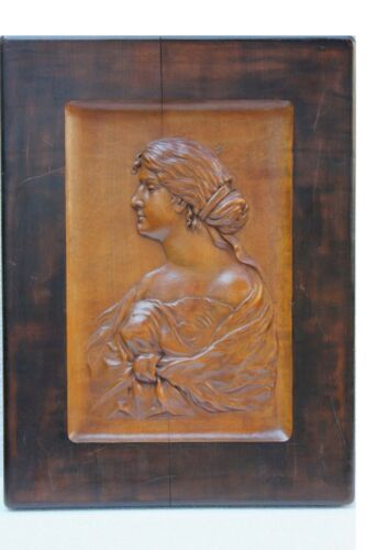 Busto di una giovane donna, rilievo in legno, scultura, monogrammato OI - Foto 1 di 1