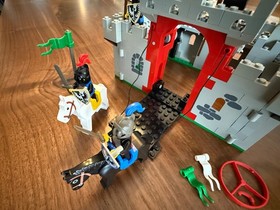 Vintage LEGO Set 6073 Knight's Castle 99.9% Complete w/ Box & Instructions