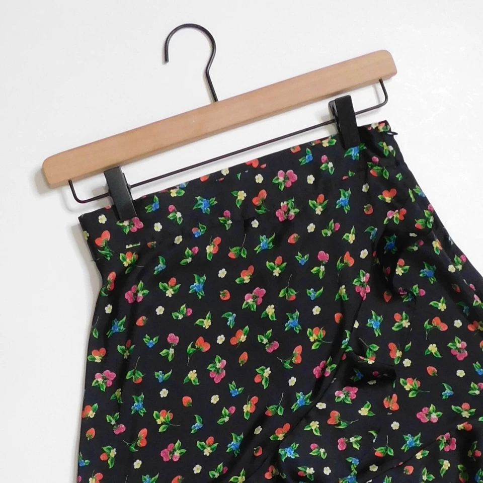 Pantalones Cortos ZARA Negro Floral Fruta Bayas Volantes Satén Skort Satinado Verano X-Pequeño Foto 3 de 4