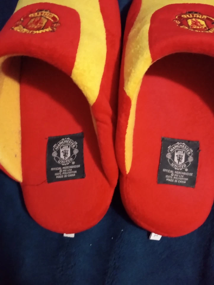 Zapatillas de felpa Manchester United diseño de logotipo rojo y amarillo Foto 2 de 3