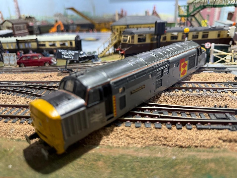Hornby R243 BR Railfreight Metals Class 37 Diesel Loco 37885 OO Gauge ...