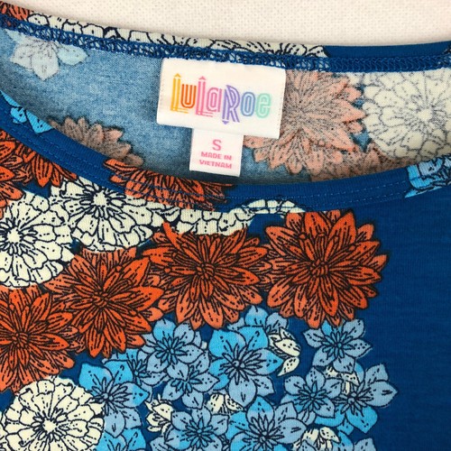 Lularoe Irma Gr. S Shirt 4th Of July hellblau mit Blumenfahnen Neu mit Etikett - Bild 4 von 6