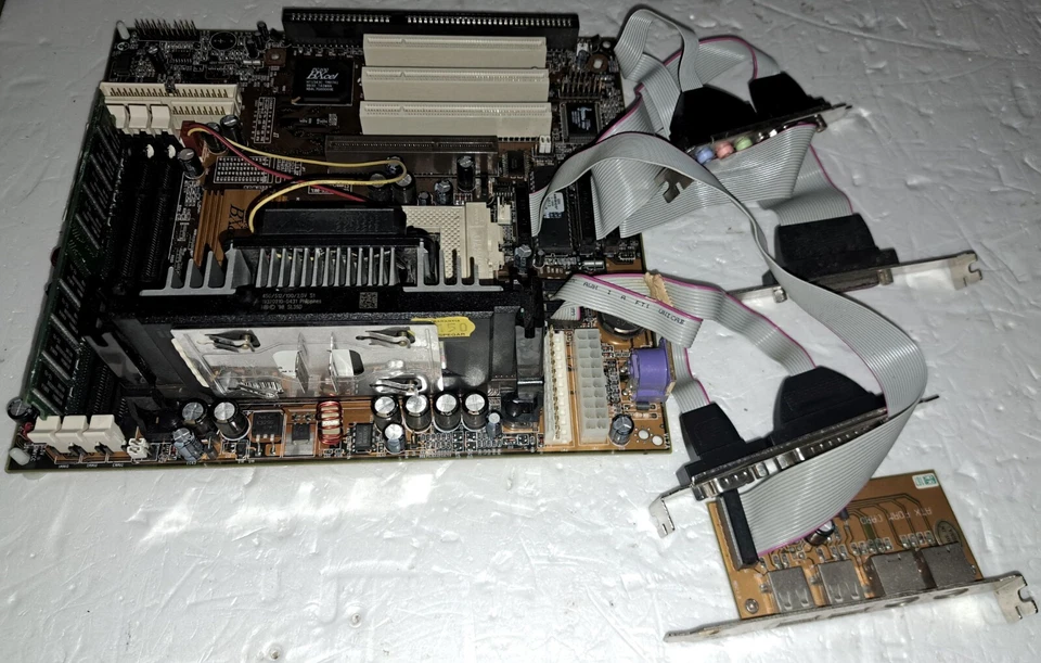 Scheda Madre Vintage PCChips/Hsin Tech M726MRT con CPU Intel Pentium 3 Slot1 - Immagine 2 di 2