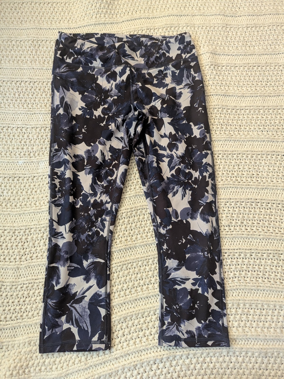 Fabletics Womens Medium Blue Printed Pureluxe Capri Leggings Mid Rise Active Wear