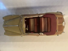 Motor City Classics 1948 Chrysler Town & Country 1/18 - Die Cast Car