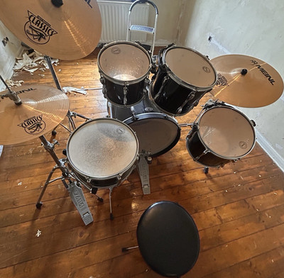 TAMA Akustik Drum Kit mit Hi-Hat, Beckenständer, Fußmaschine & Hocker