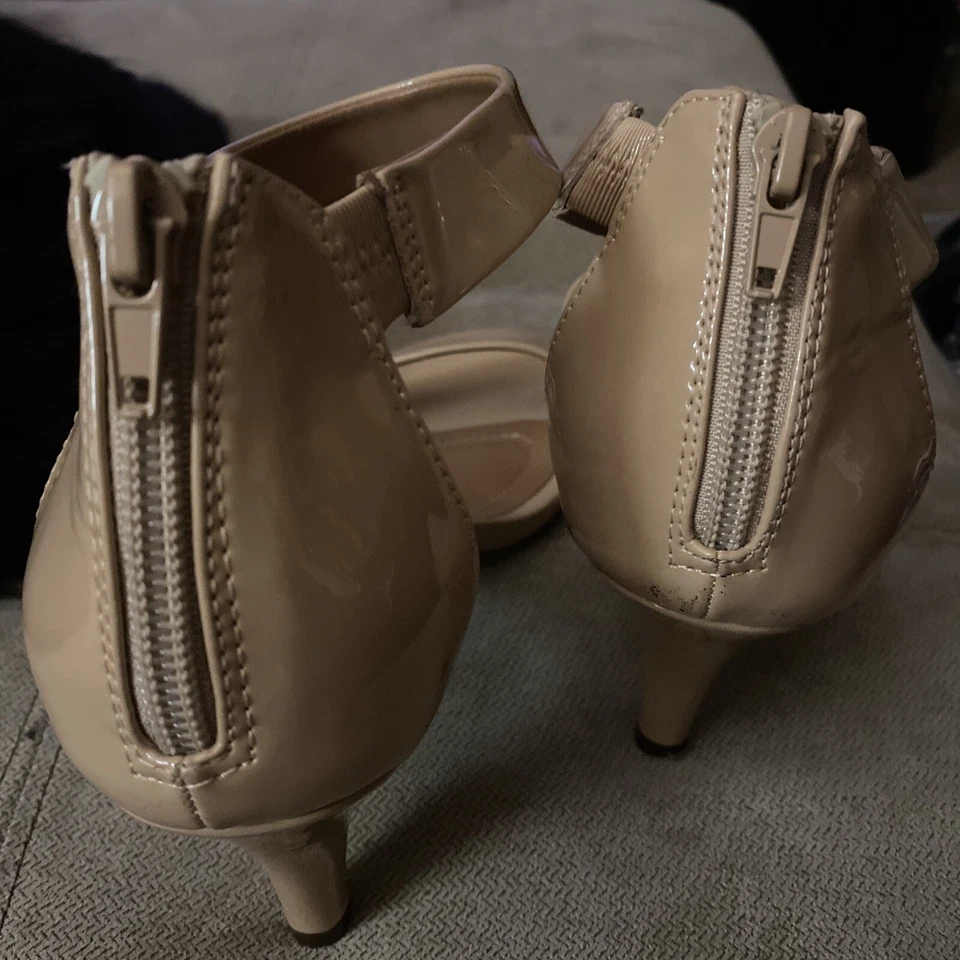 Style & Co Beige Charol Punta Abierta Tobillo Correa/Tacones con Cremallera para Mujer Talla 8 Ancho Foto 4 de 4