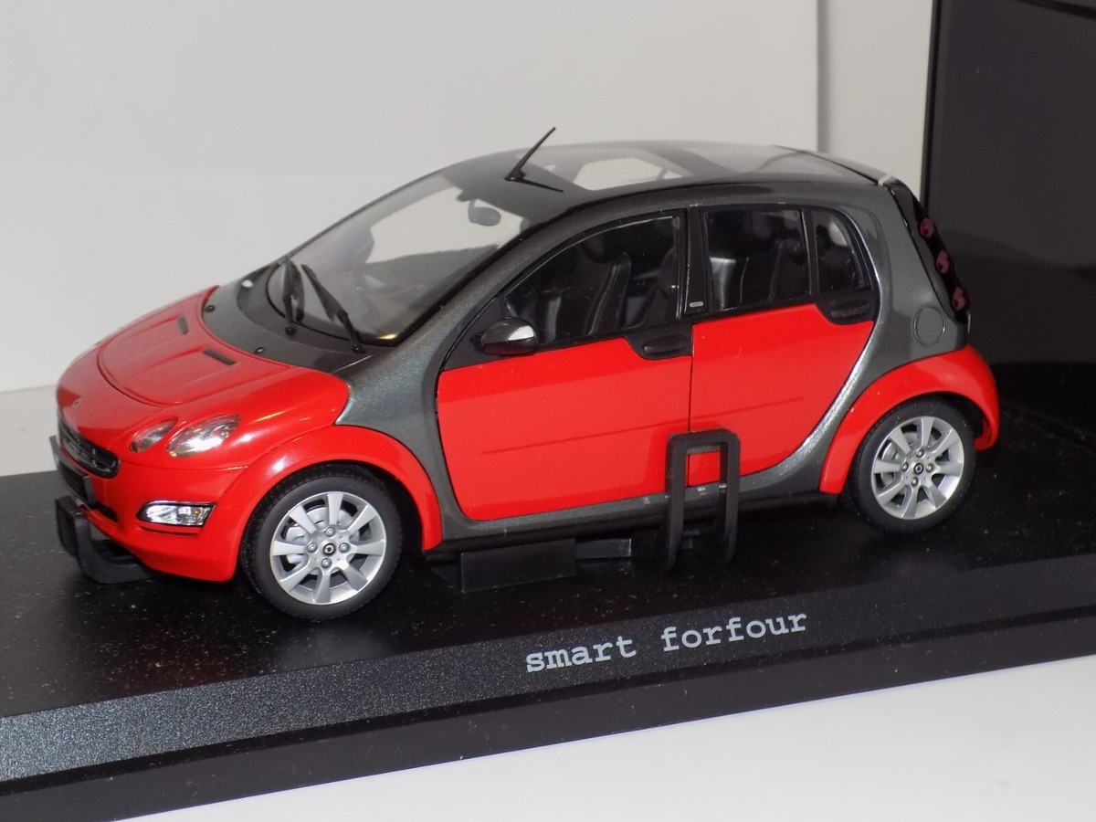 smart forfour ミニカー　1／18スケール KYOSHO 0019139 Scale 1/18 | SMART FORFOUR 2006 STARLIGHT SILVER