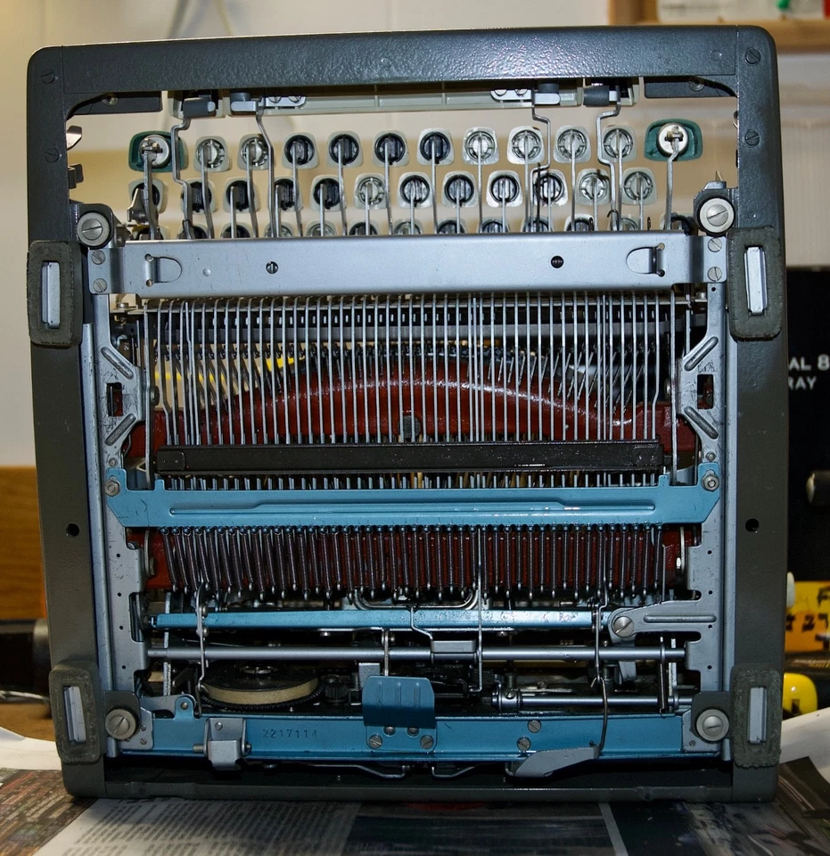 Olympia DeLuxe West German Typewriter. Spanish/Castilian K/Board. Cased. - Image 2 of 4