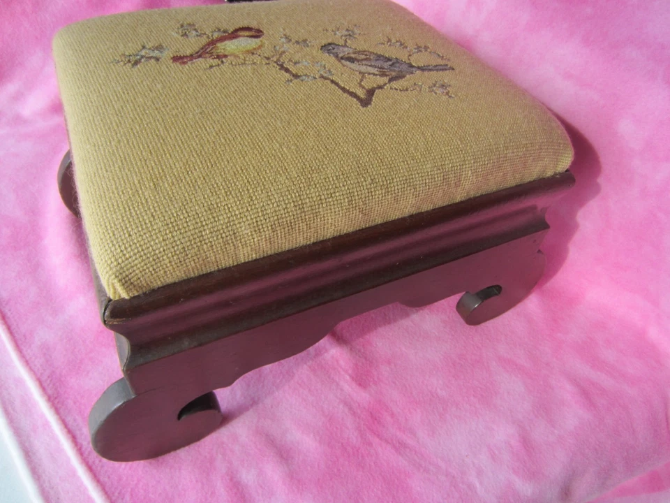 Antiguo reposapiés de aguja Petit Point ~ Pájaros ~ Base de caoba ~ Principios de la década de 1920 Foto 3 de 4