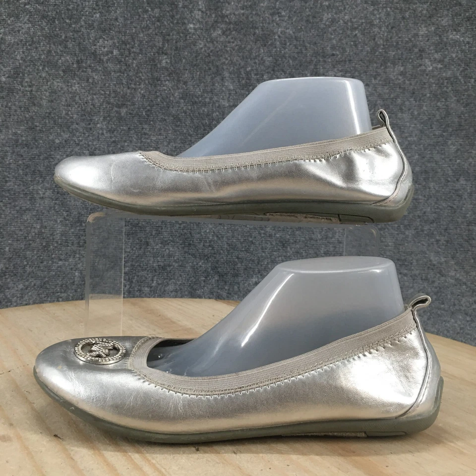 Michael Kors Zapatos Juveniles 3 Olympia Ballet Pisos Plateados Imitación Cuero Metálico Foto 2 de 4