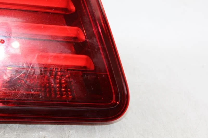 Tampa da lanterna traseira esquerda do motorista compatível com 2013-2015 BMW 750i fabricante de equipamento original #30070 - Imagem 3 de 4