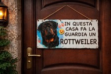 Targhetta per Porta “IN QUESTA CASA FA LA GUARDIA UN ROTTWEILER 🥰” Cm 25x11x0,5