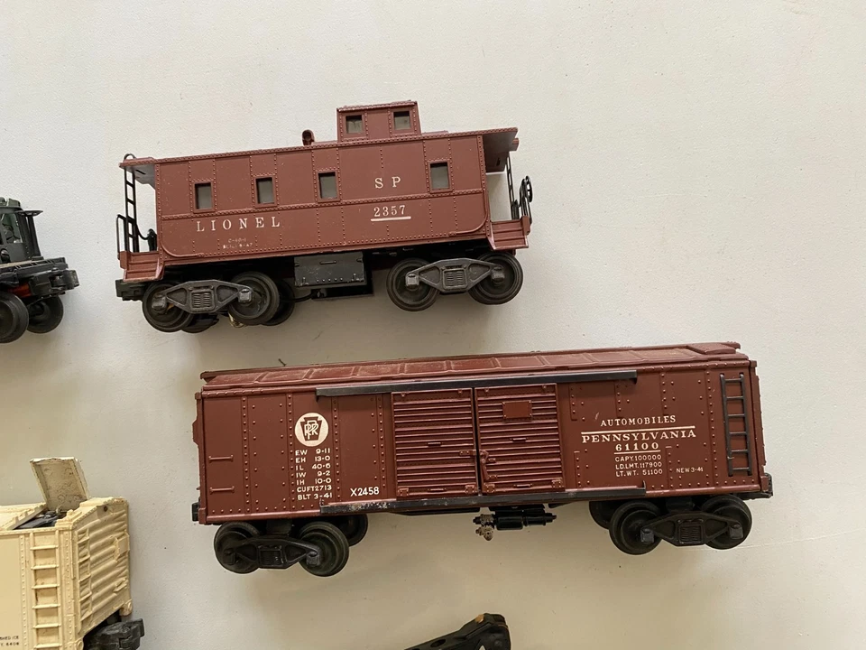 Lionel O Gauge train car lot of 5 postwar freight dumper crane cattle caboose - Image 4 of 4