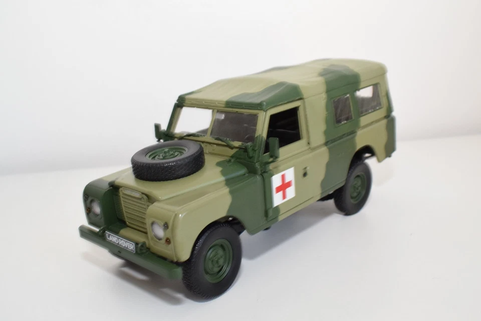 B81 1:18 UNIVERSAL HOBBIES LAND ROVER AMBULANCE ARMY VNMINT COND. - Photo 1/4