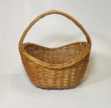 13 x 13 x 9.5” Oval Wicker Basket Natural Weave Light Brown Handle Vintage Gift