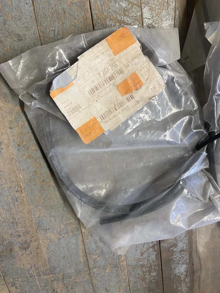 Protector moldeado BMW 5 Series E39 1997-2003 nuevo stock antiguo OEM 51138168812 Foto 2 de 2