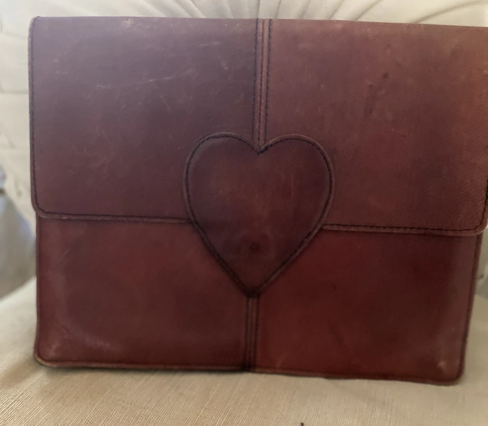 Bolso sin asas Brighton Heart 1991 vintage de cuero rojo 9 1/2 X 7 1/2 X 1/2 pulgadas Foto 2 de 4