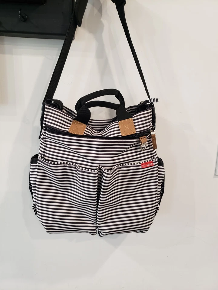 Bolsa de pañales Skip Hop negra/blanca a rayas bolsillos/correa ajustable usada Foto 2 de 4