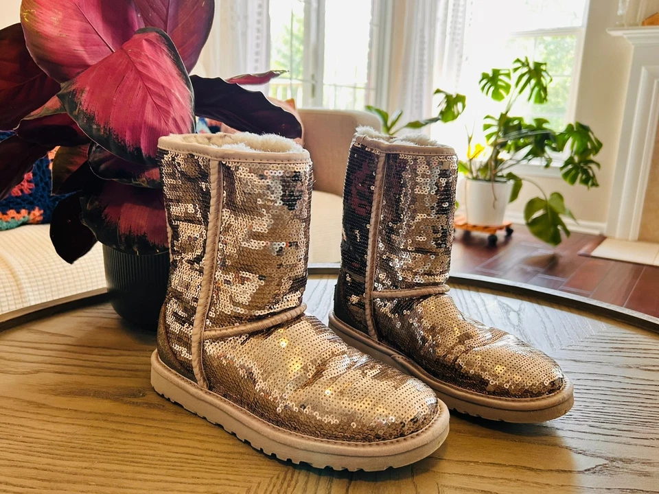 Botas clásicas UGG cortas brillantes - plateadas (US 6/EU 37) Foto 2 de 4