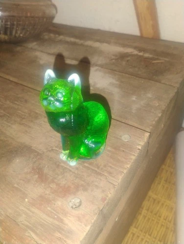 Fenton Emerald Green Glass Sitting Cat Figurine