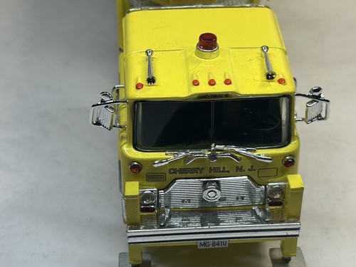 Corgi 1:50 Scale Heroes Under Fire 1974 Mack CF Tower Ladder Cherry Hill NJ - Picture 4 of 23