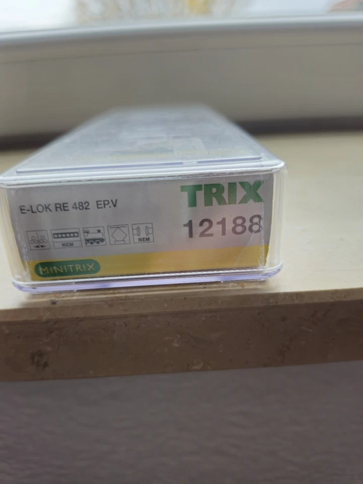 Trix 12188 N gauge SBB Re482 / TRAXX electric locomotive in SBB Cargo livery - Bild 2 von 2