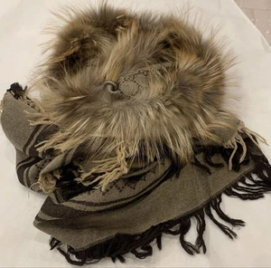 GUCCI Grand châle en soie mélangée fourrure de renard marron imprimé logo GG pour femme