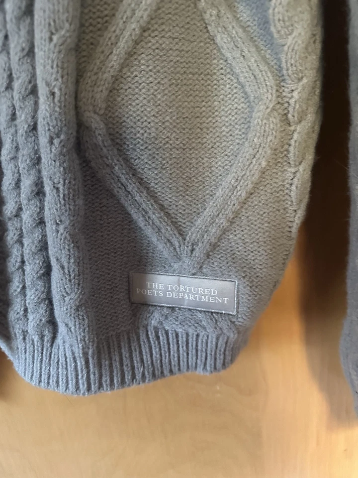 Cárdigan Suéter Taylor Swift The Tortured Poets Department 3XL 4XL TTPD Gris Foto 2 de 4