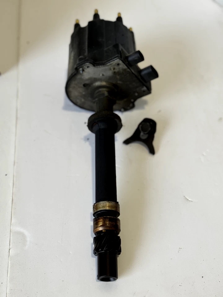 1991 GMC C1500 305 ENGINE TBI DISTRIBUTOR AND CAP AND HOLD DOWN USED OEM - Image 2 of 4