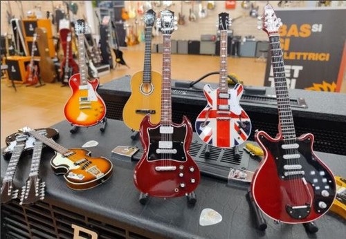 KISS -GUITARE MINIATURE PORTE CLÉ ! AXE BASS BLOOD Gene SIMMONS Hache Hard Rock - Photo 8 sur 10