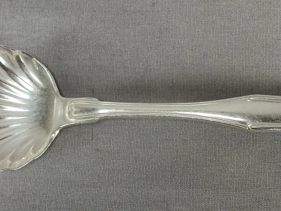 Cuchara de concha de azúcar vintage de plata de ley con patrón Kirk Kings 5 3/8 Foto 3 de 4
