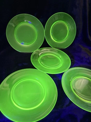 5 Vaseline Glass Plates – Depression Era Glass – 7.5” GLOW
