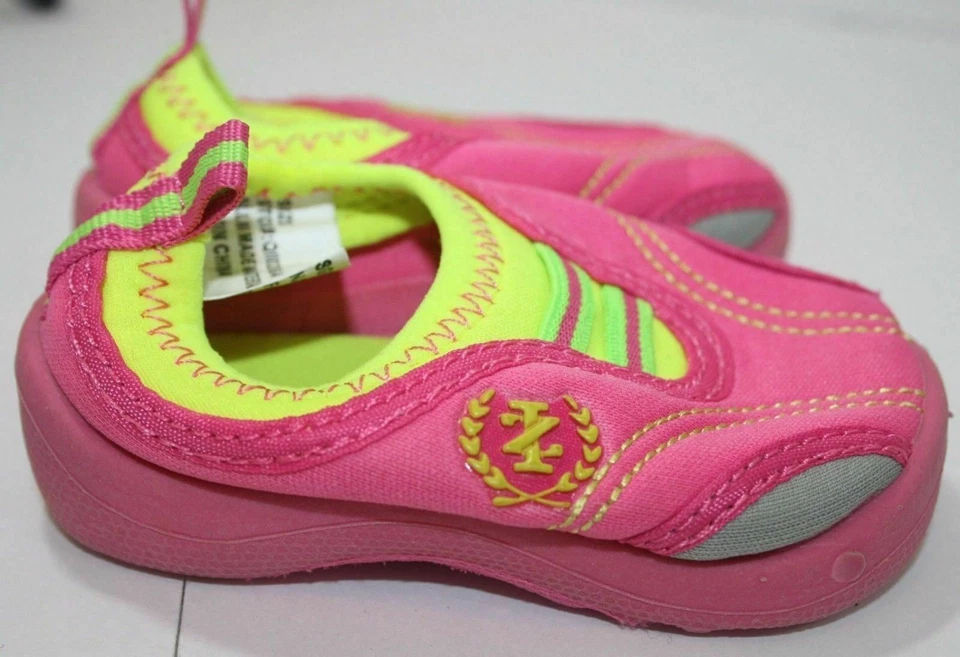 Zapatos sin cordones Izod para niñas - Tenis elásticos rosas y amarillos - Niño pequeño talla 2 - Usados en excelente estado Foto 2 de 4