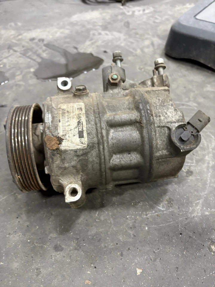 Compresor de aire acondicionado usado se adapta a: Volkswagen Jetta 2012 exc. City Sdn 2,0 L Foto 2 de 4