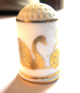 Vintage Franklin Gold Swan Porcelain Sewing Thimble 1981
